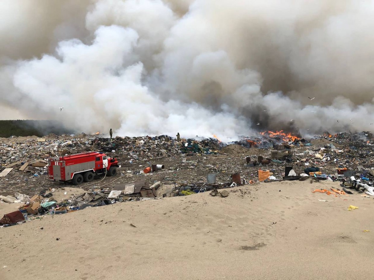 В Якутске ликвидируют возгорание на свалке