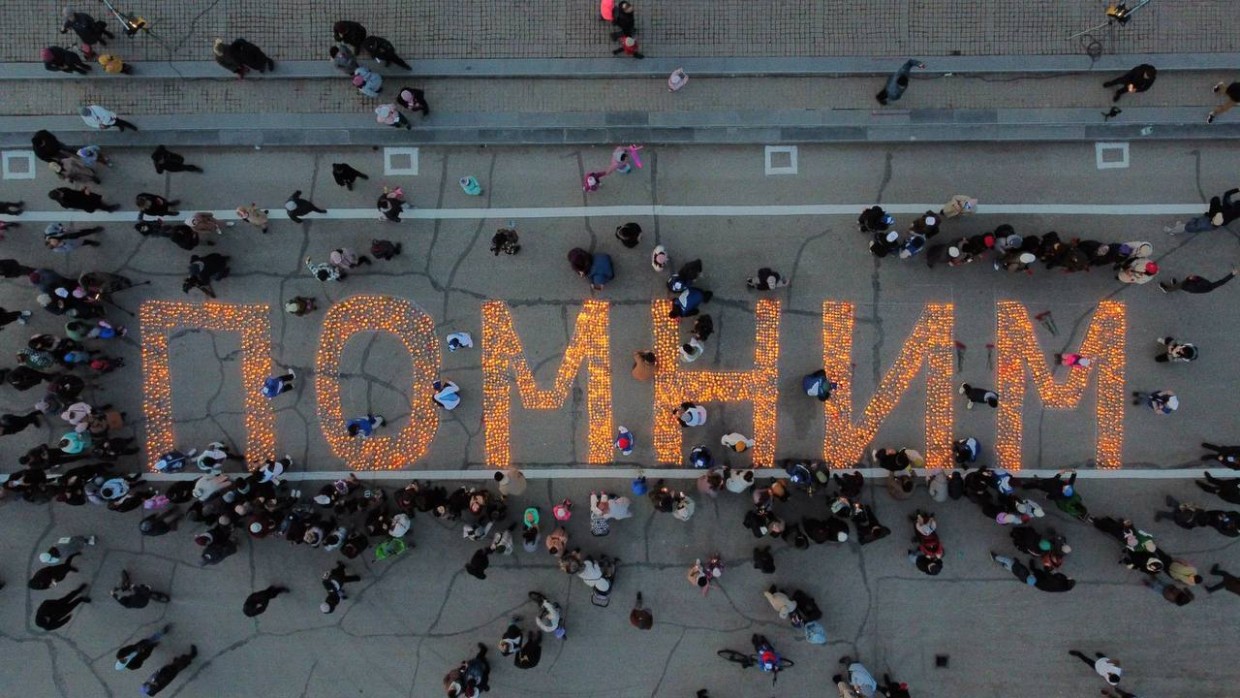 Фотофакт: На акцию "Свеча памяти" пришли около 10 тысяч человек