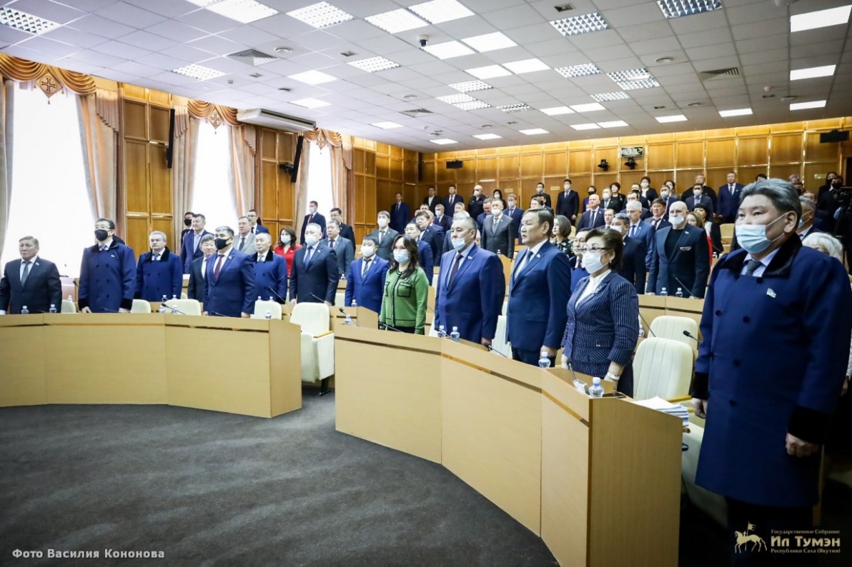 Доходы депутатов Ил Тумэна: кто больше всех заработал денег, чья супруга самая богатая, у кого вертолет и яхта