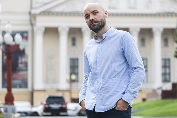 Айсен Николаев наградил грамотой директора СахаОпераБалета за вклад в развитие искусства Якутии