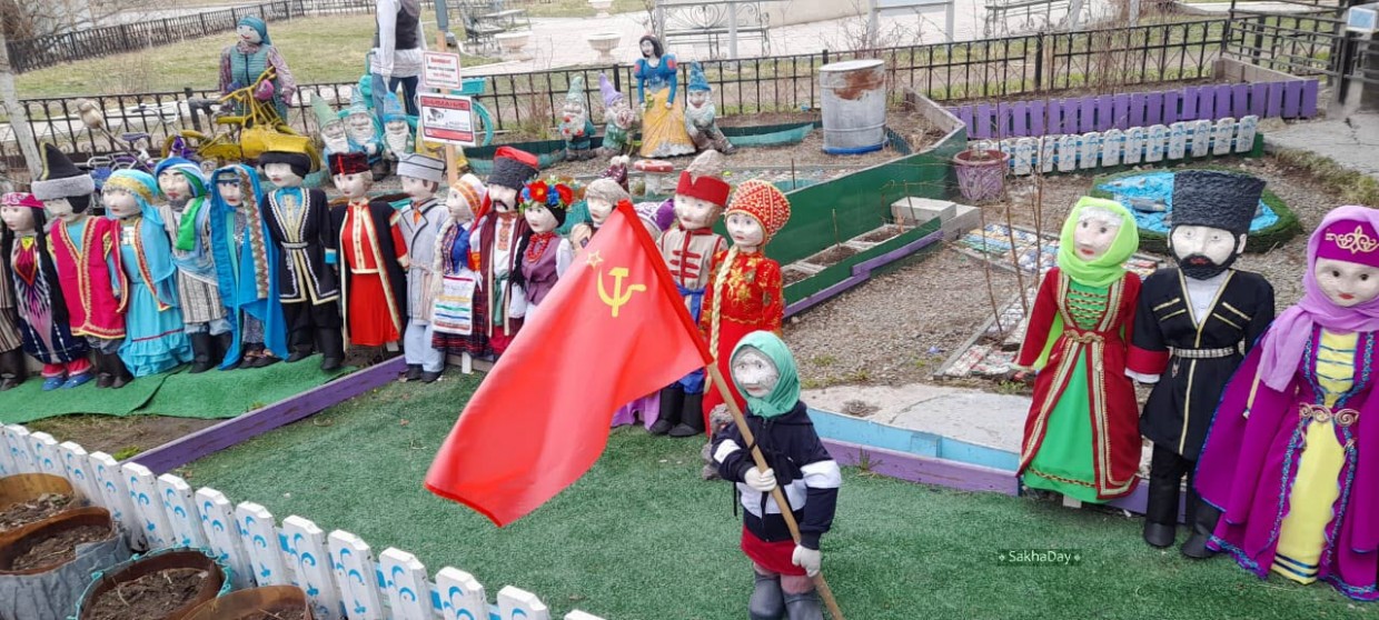 Во дворе дома в Якутске появилась бабушка с красным флагом