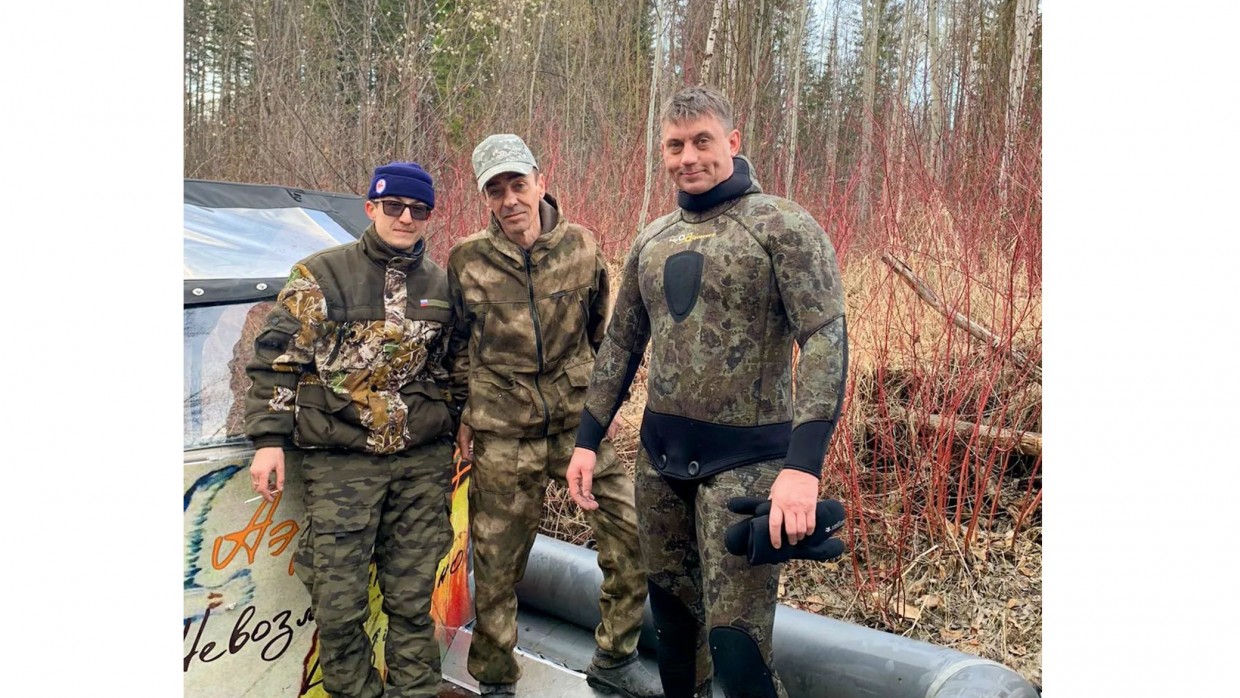 История спасения. "Глава Томмота Александр Самарский следовал за детьми, которых относило на плавающем льду, на соседней льдине"