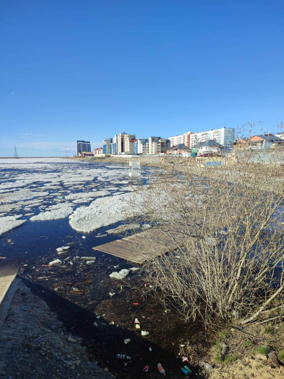 На реке Лена сохраняется напряжённая гидрологическая обстановка