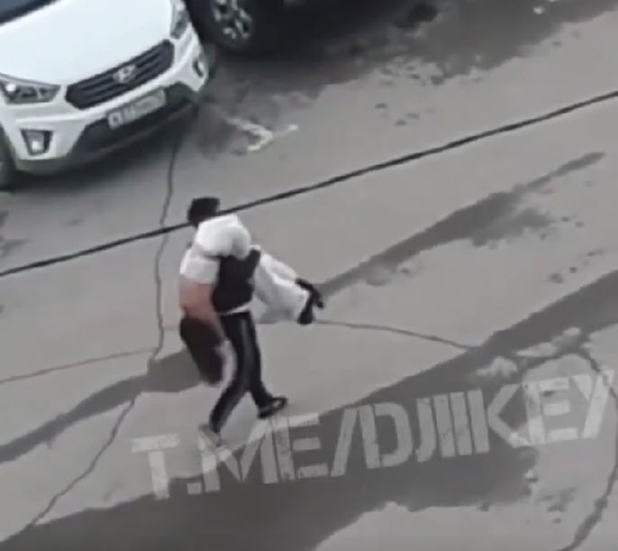 "Это явно не лав стори!". Видео, на котором парень несет и роняет девушку, изучает полиция Якутска (видео)
