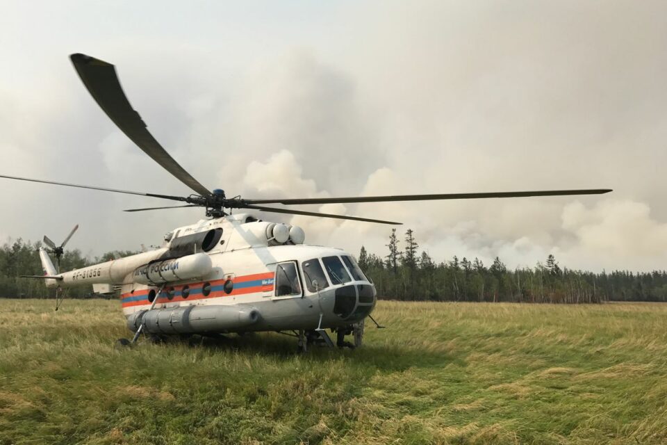 В Якутии вертолет совершил жесткую посадку
