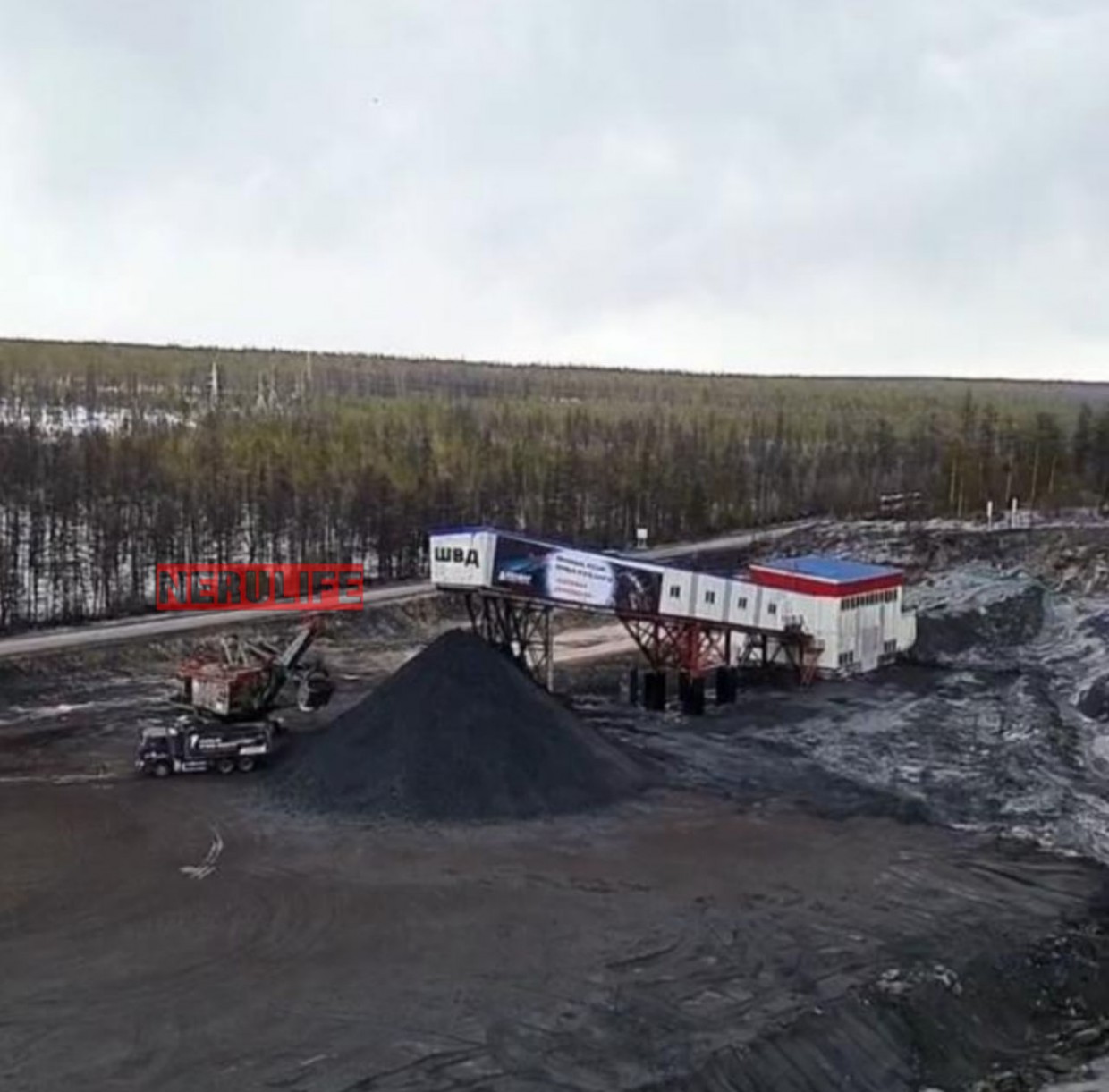 Из шахты "Денисовская", где произошло задымление, выведены на поверхность 55 человек