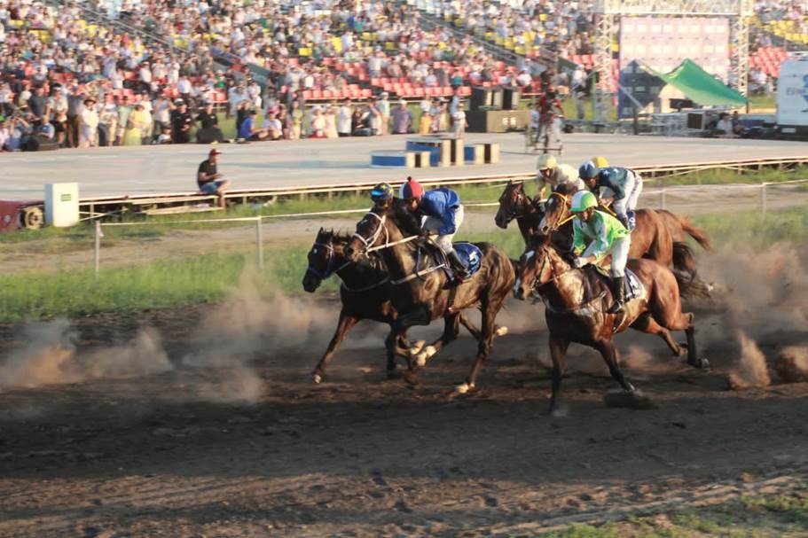 Алмазэргиэнбанк выступил спонсором конных скачек на приз «Летний» Ысыаха Туймаады