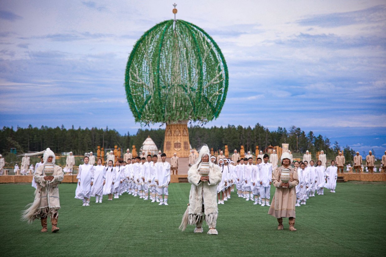 Поздравление Главы РС(Я) Айсена Николаева с национальным праздником Ысыах