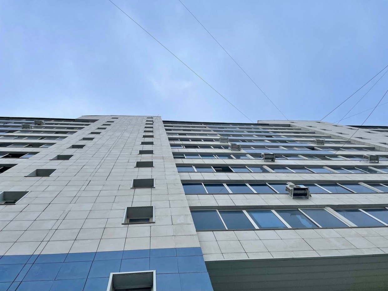 В Якутске мужчина поймал 5-летнего ребенка, упавшего с 12-го этажа