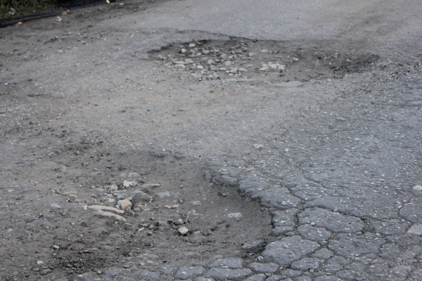 Жители Якутска просят провести ямочный ремонт дорог
