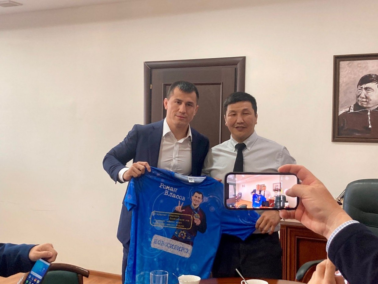 В Якутск прилетел известный спортсмен Роман Власов