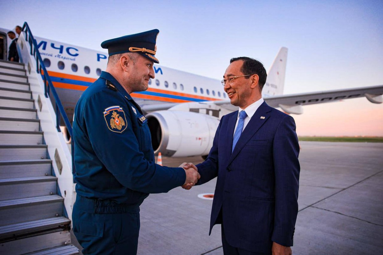 Фотофакт: В Якутию прибыл министр МЧС Александр Куренков