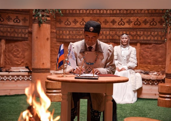 Глава Якутии учредил стипендии для олонхосутов, запевал осуохая и кузнецов