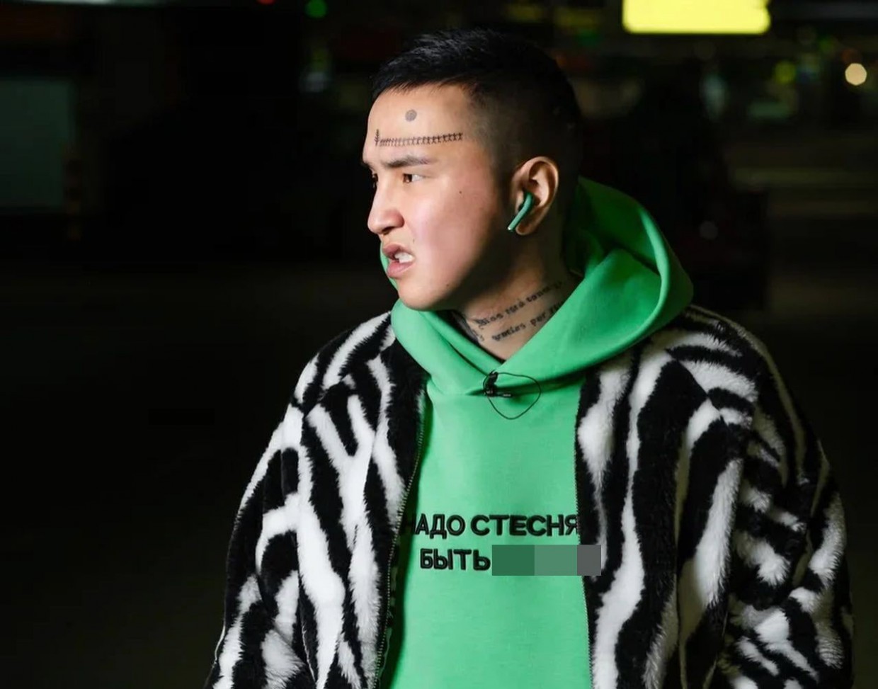 Избитый якутским певцом подал заявление в полицию. Тем временем артист уехал на Север на съемки клипа