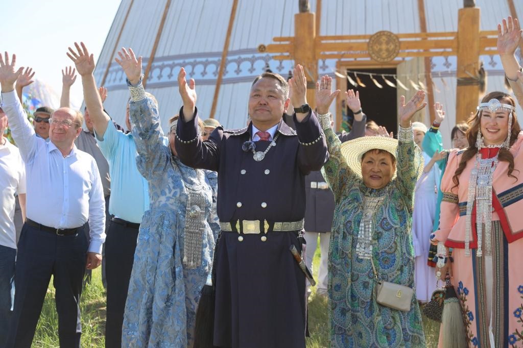 В честь 200-летия Якутской городской Думы в тусулгэ представительного органа установили сэргэ