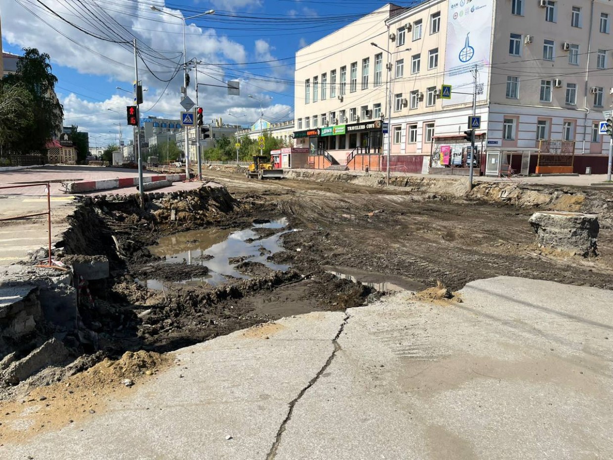 В Якутске ребенок упал в котлован. Организована проверка