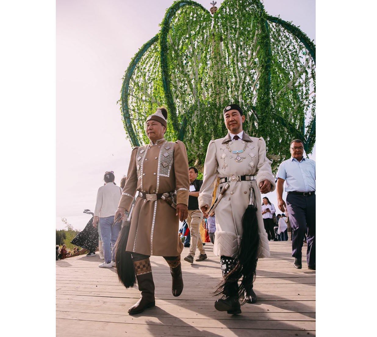 Айсена Николаева на Ысыахе Олонхо сопровождал шаман-коммунист Сөдүөт