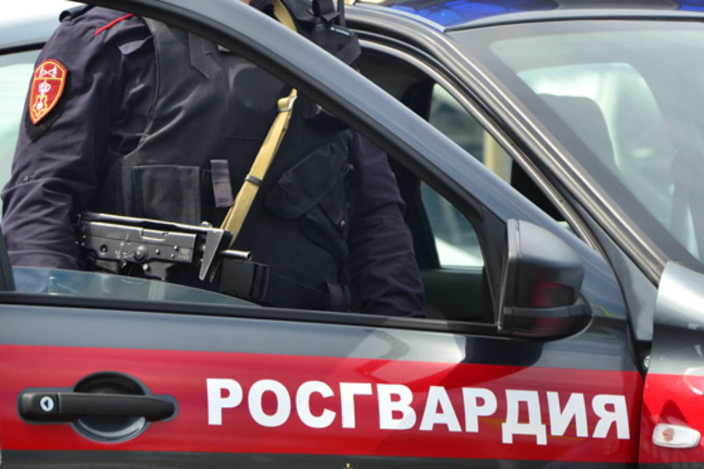 Патруль Росгвардии задержал двух молодых жителей Якутска, подозреваемых в совершении грабежа на пляже