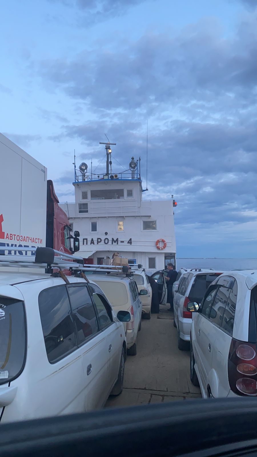 В Якутске водитель протащил регулировщиков, пытаясь проехать на паром (видео)