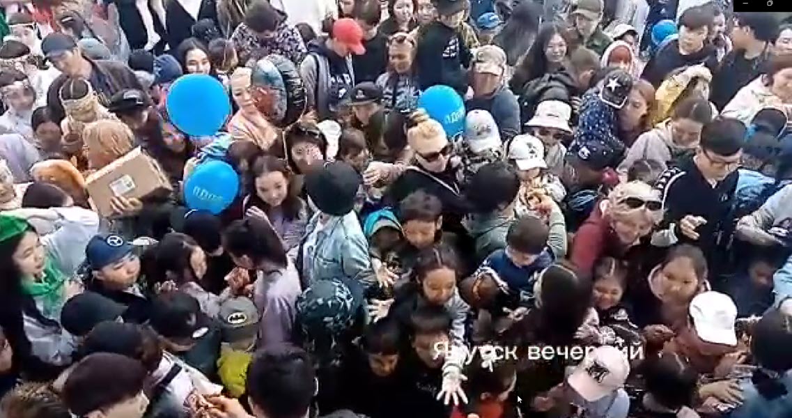 "Не надо приучать детей к тому, что бесплатно - это хорошо!". Якутяне о давке из-за "халявного" мороженого в День защиты детей