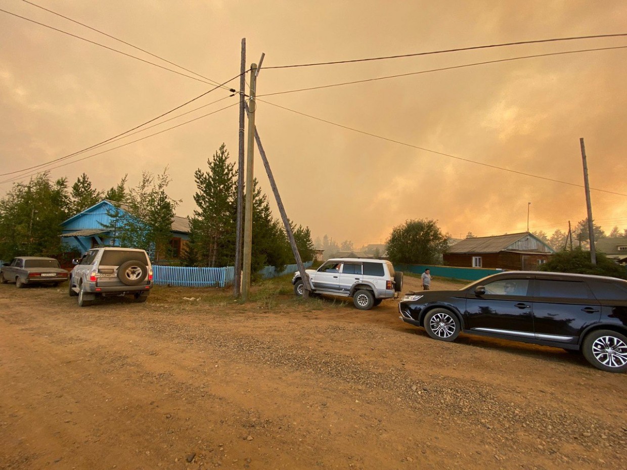В якутском селе лесной пожар перекинулся на жилые постройки
