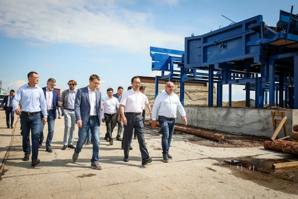 Глава Якутии участвовал в запуске производства московской компании, занимающейся лесопереработкой в Алдане