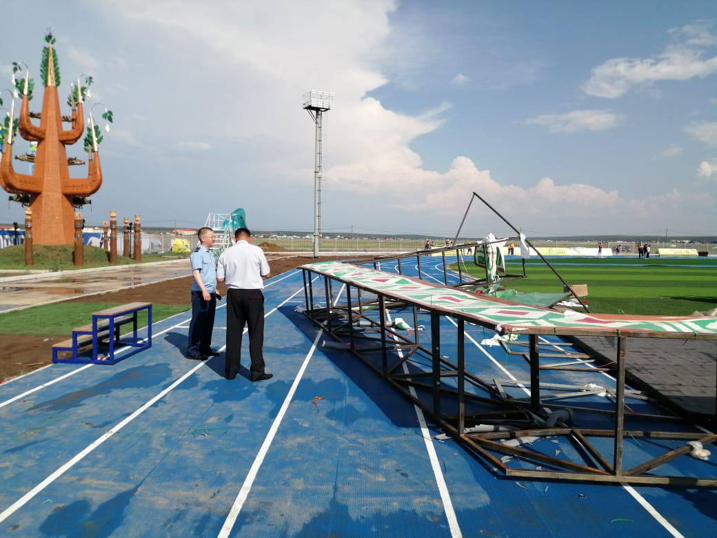 В Якутии в результате падения конструкций из-за урагана пострадало 14 человек