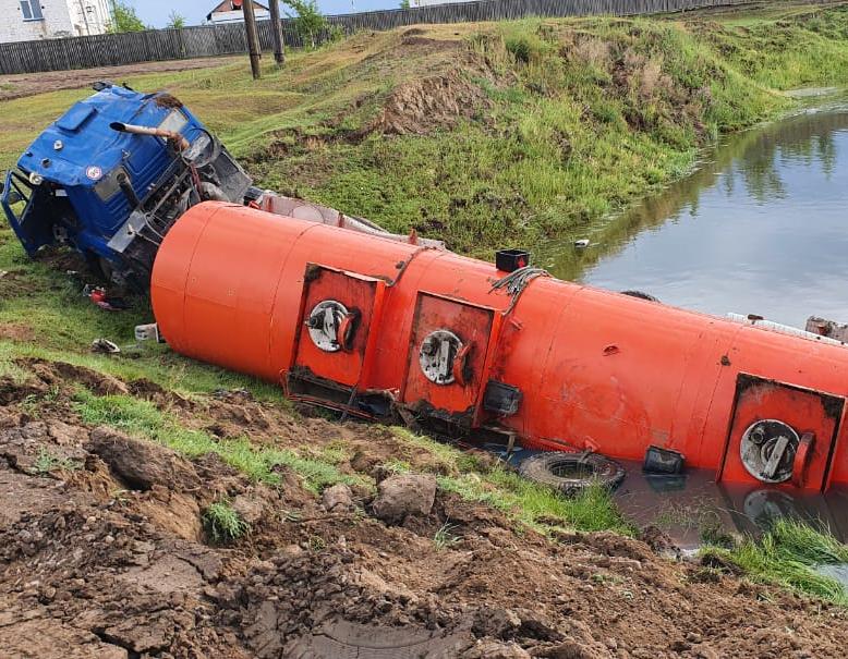 В Чурапчинском районе опрокинулся бензовоз. Проводится проверка по факту разлива топлива
