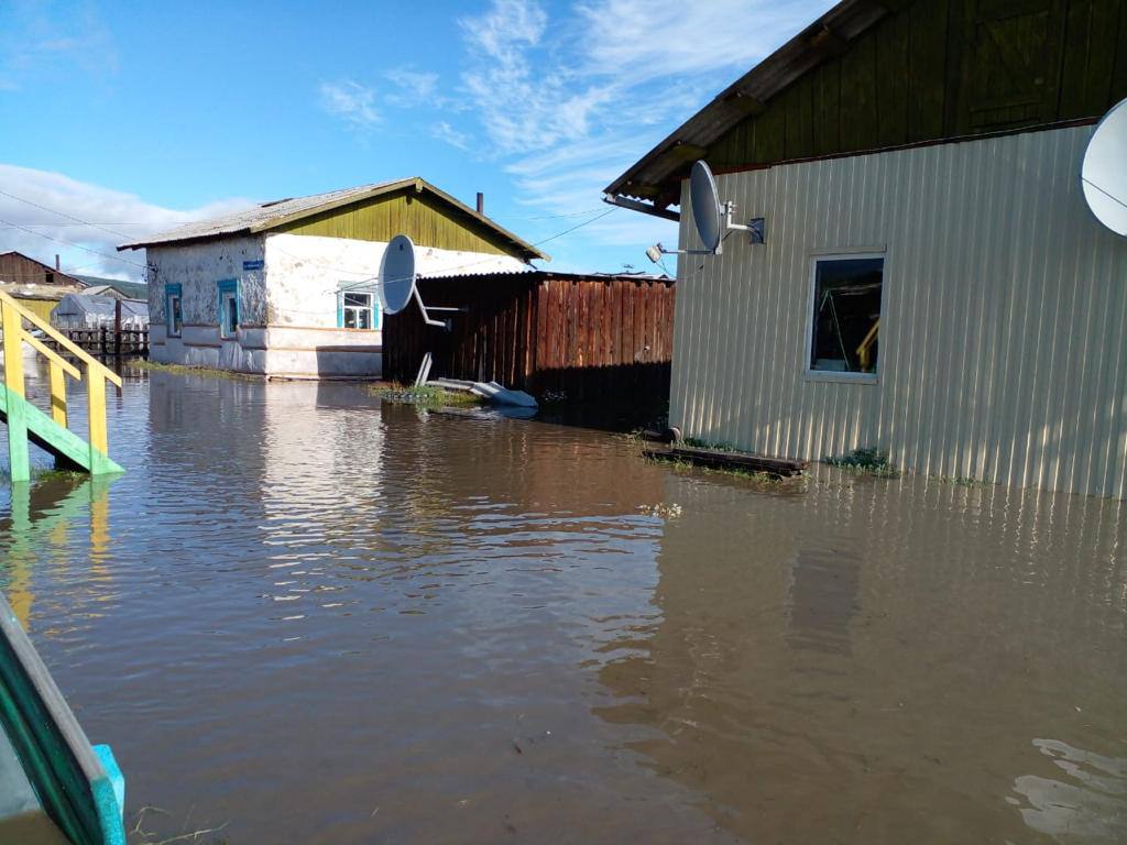 В Якутии вышедшая из берегов река затопила село в Верхоянском районе