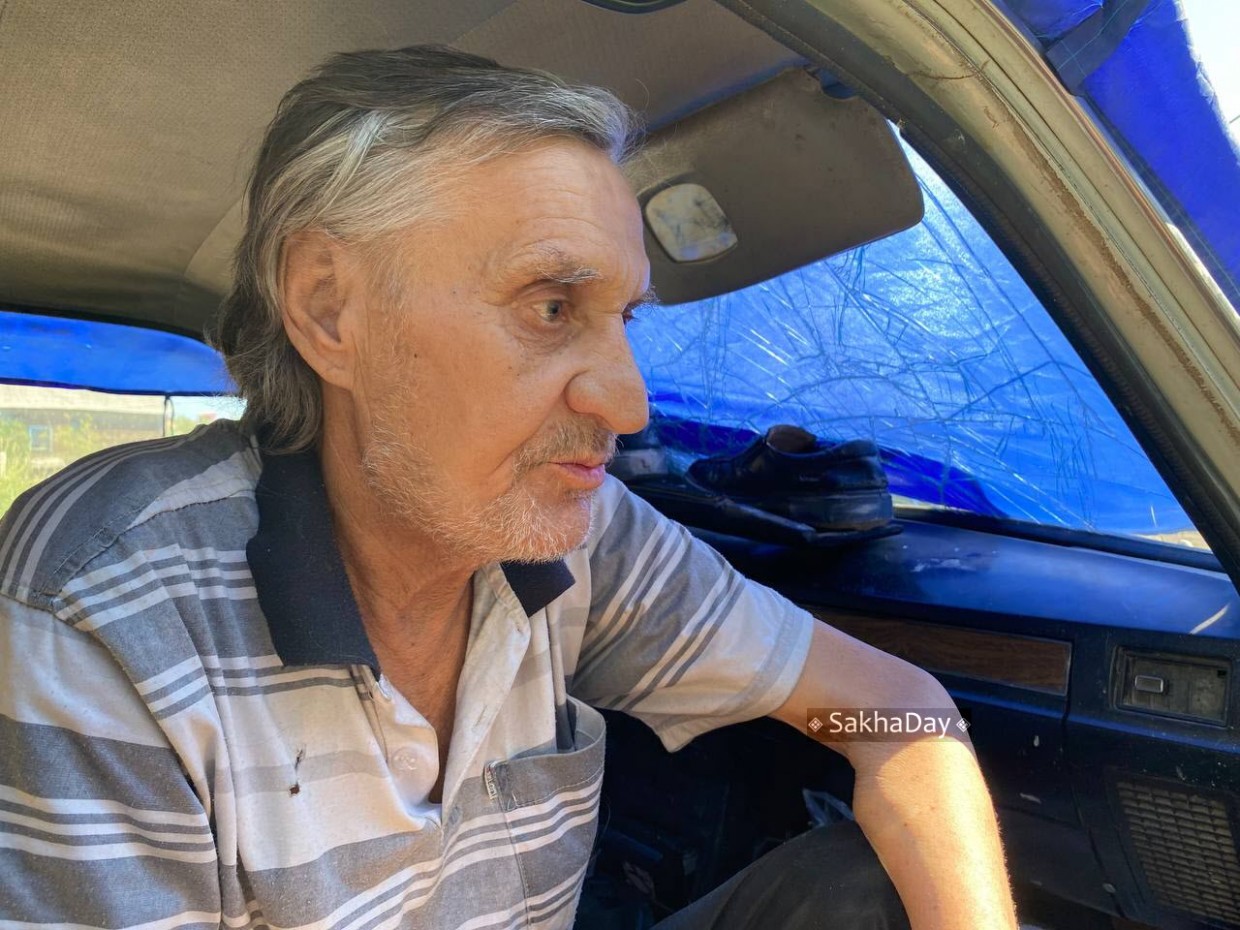 В Якутске незрячий пенсионер выживает в автомобиле