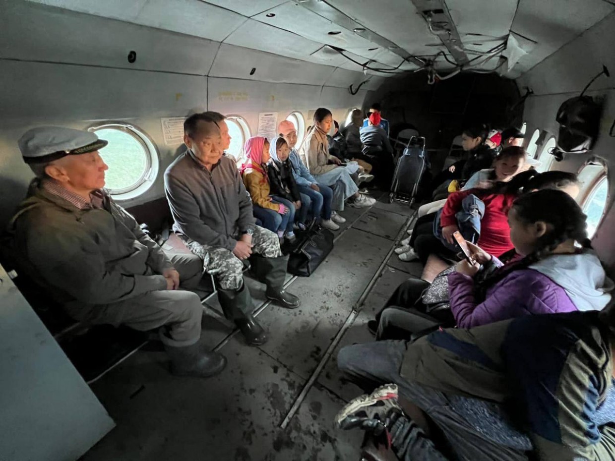 27 детей эвакуровано из затопленного якутского села