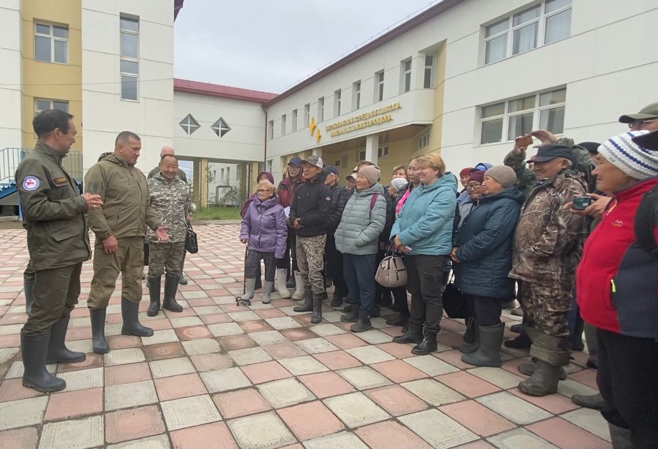 Юрий Трутнев и Айсен Николаев встретились с пострадавшими от паводка жителями Верхоянского района