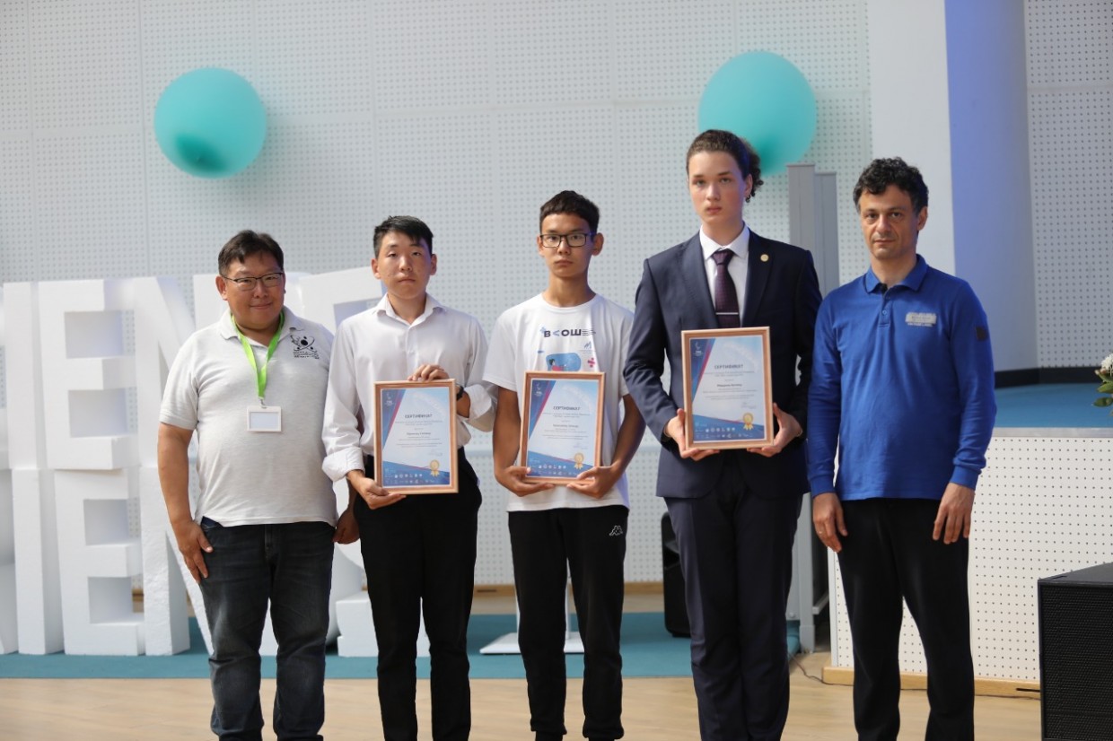 Известный учёный вручил школьникам Якутии именные стипендии