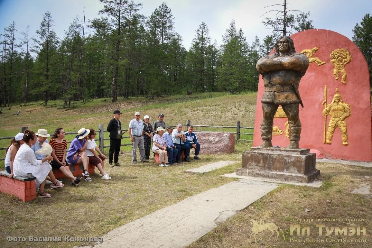 Александр Жирков и Борис Неустроев - Мандар Уус посетили памятник Майаҕатта Бэрт Хара в местности Кыыс Хана
