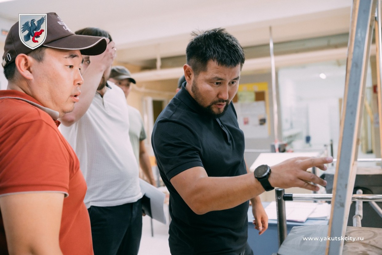 Евгений Григорьев проверил ход капитального ремонта школы №33 в Якутске