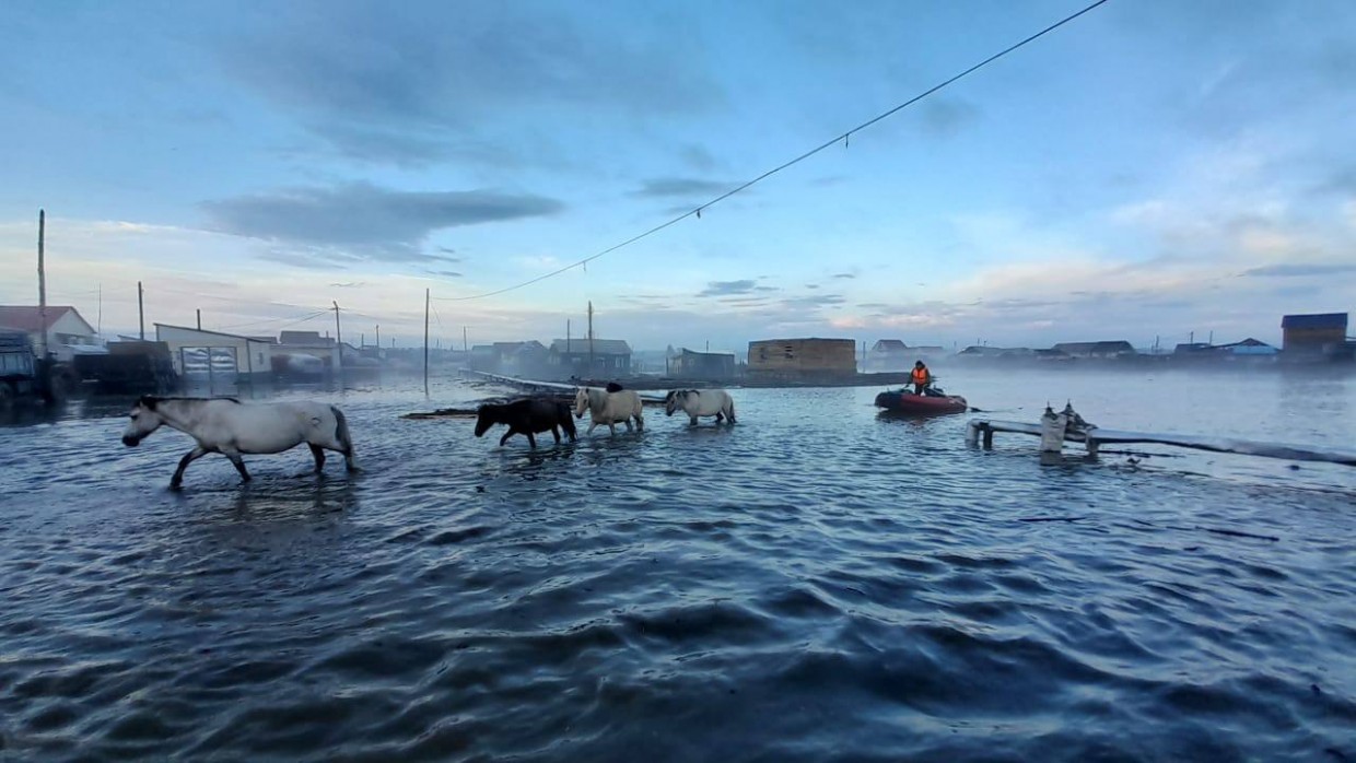 В Якутске собирают гуманитарную помощь жителям Верхоянского района, пострадавшим от паводка