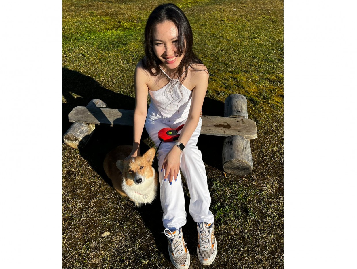 "Мы вернулись с мертвой собакой в коробке". Владелица вельш корги рассказала о смерти питомца в ветеринарной клинике Якутска