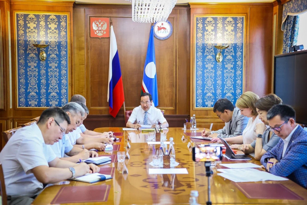 Глава Якутии поручил правительству усилить работу по ликвидации последствий паводка и тушению пожаров