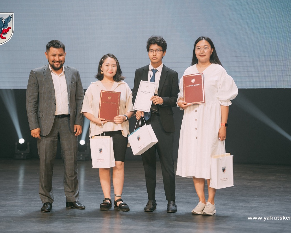 Евгений Григорьев наградил лучших выпускников городских школ