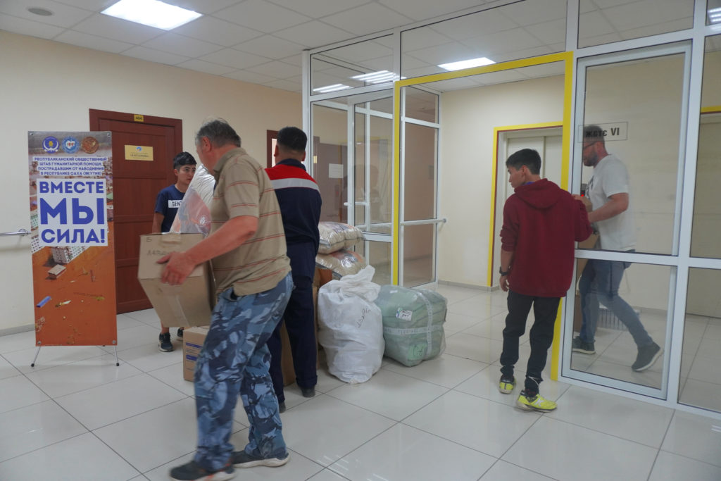 Водоканальцы собирают гуманитарную помощь для жителей пострадавшего от наводнения Верхоянского улуса