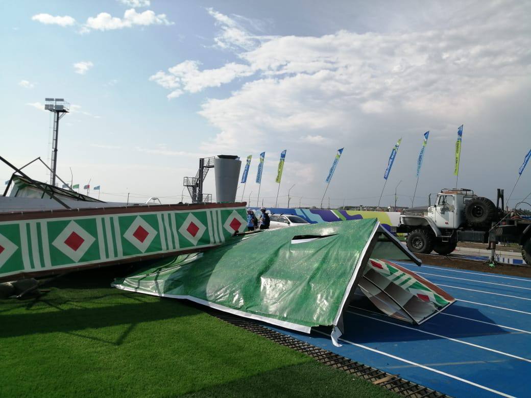 Во время открытия стадиона на Спортивных игр народов Якутии обрушился шторм (видео)