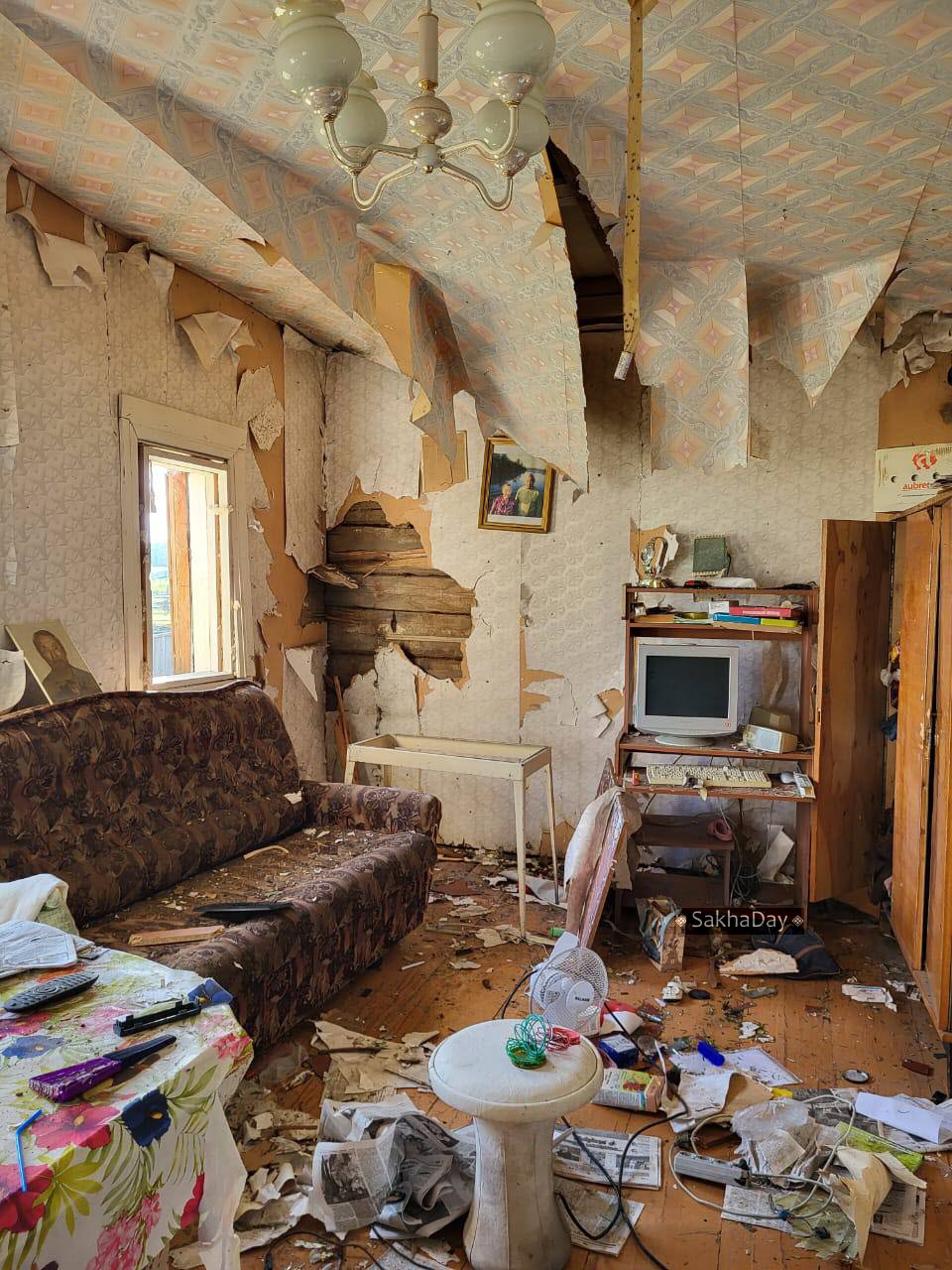 "Это было похоже на взрыв". В якутском селе неизвестная стихия перевернула дом и оглушила его хозяйку