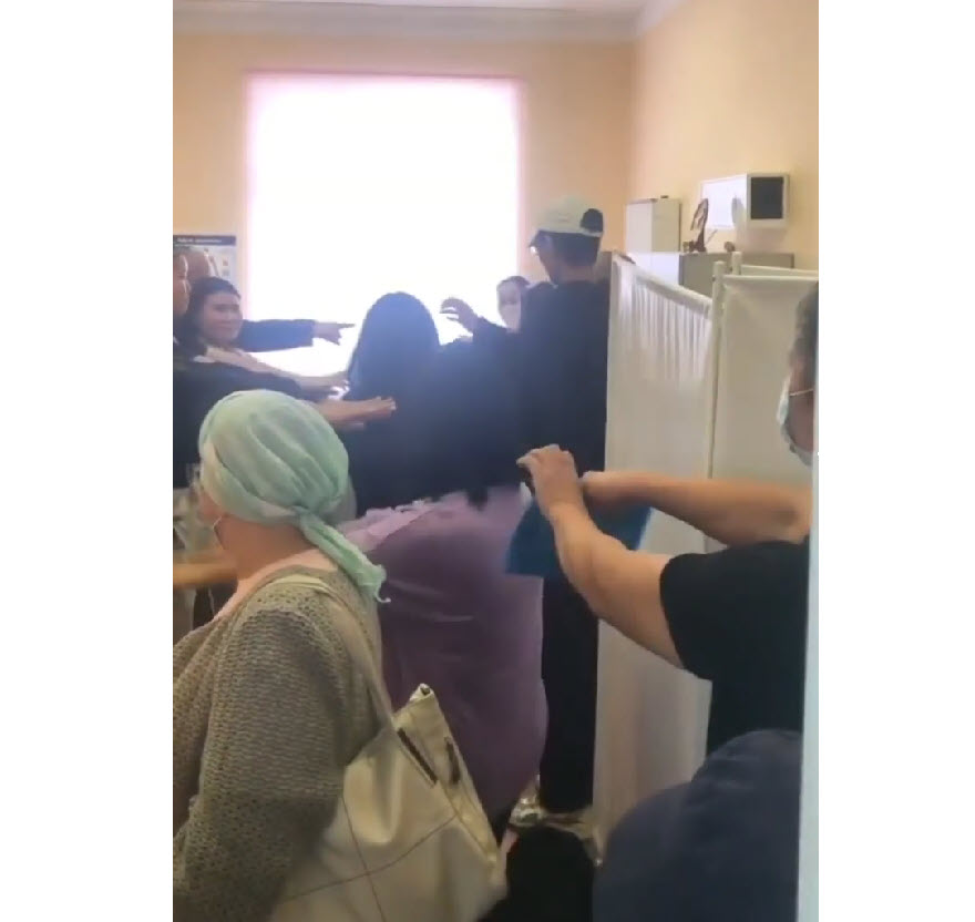 В Якутске врач-невролог устроила сеанс массового осмотра