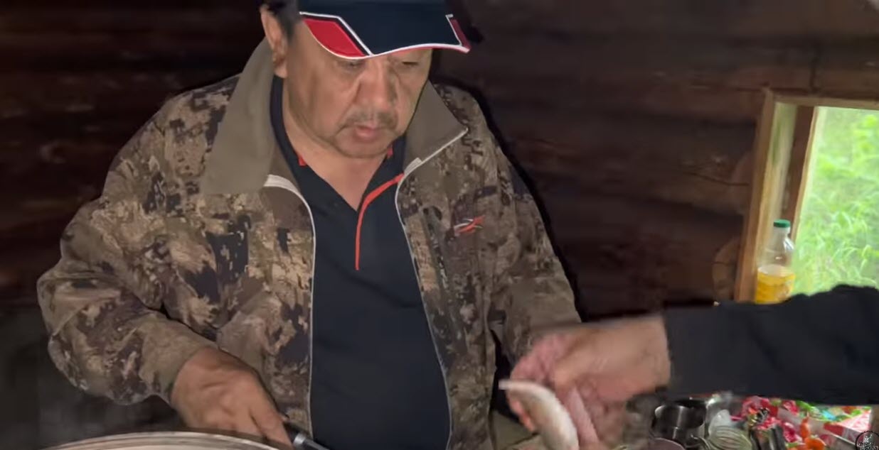 Бурматов возмутился из-за видео, в котором глава Ленского района варит уху из тайменя