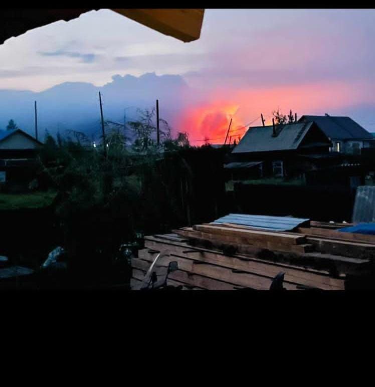 На фотографиях пожара в Усть-Мае видно зарево огня. Пожар находится в 11 км от поселка