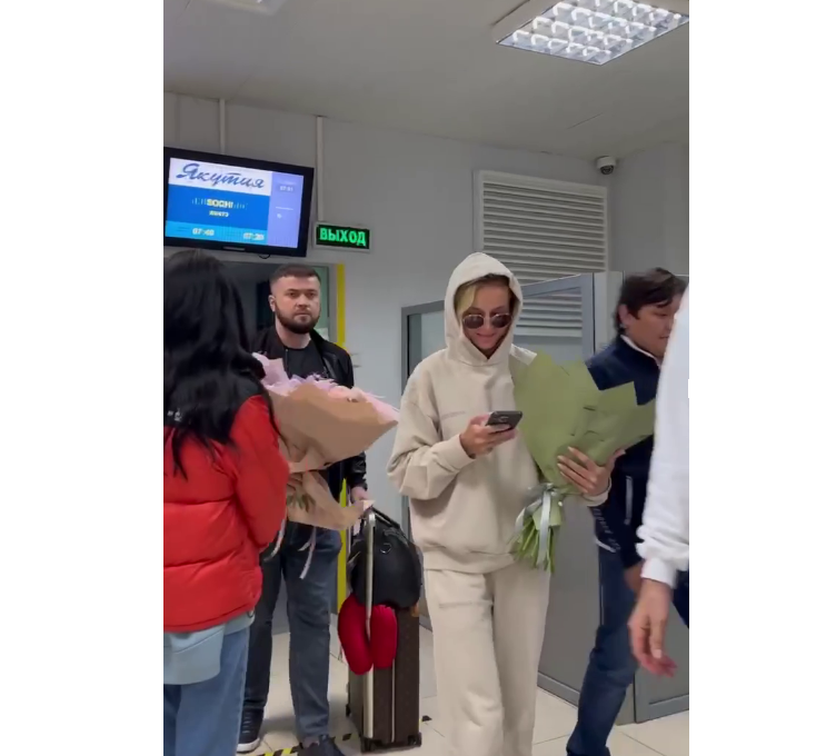 Фотофакт: Недовольная Полина Гагарина прилетела в Якутск