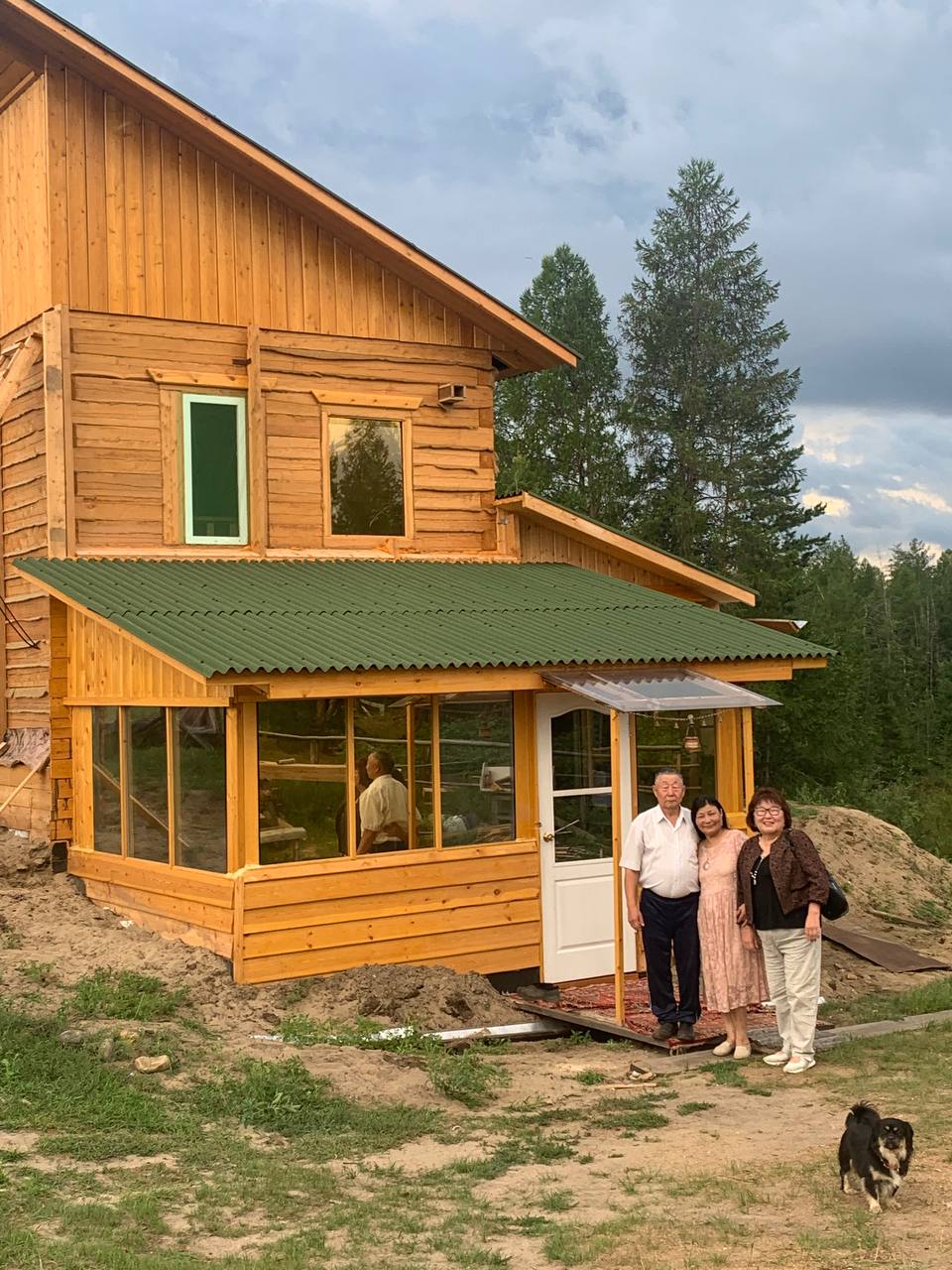 Общественность построила двухэтажный дом для знаменитой четы Чомчоевых