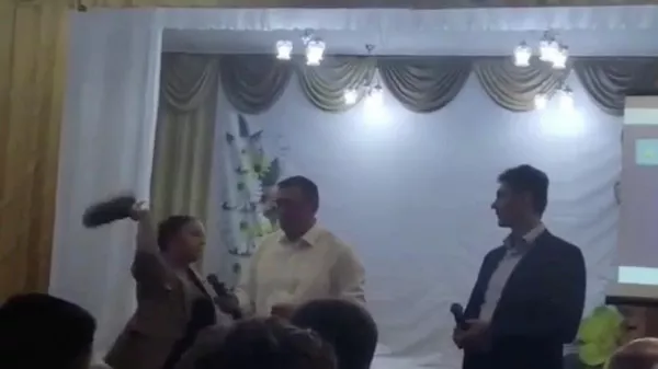 Жительнице Углегорска, которая бросила в мэра ботинок, выделили квартиру