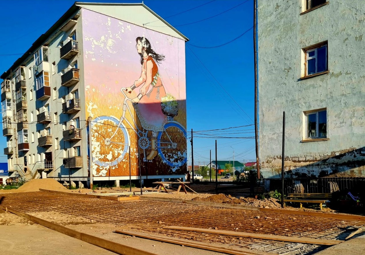 В Олекминске закрасили единственный мурал