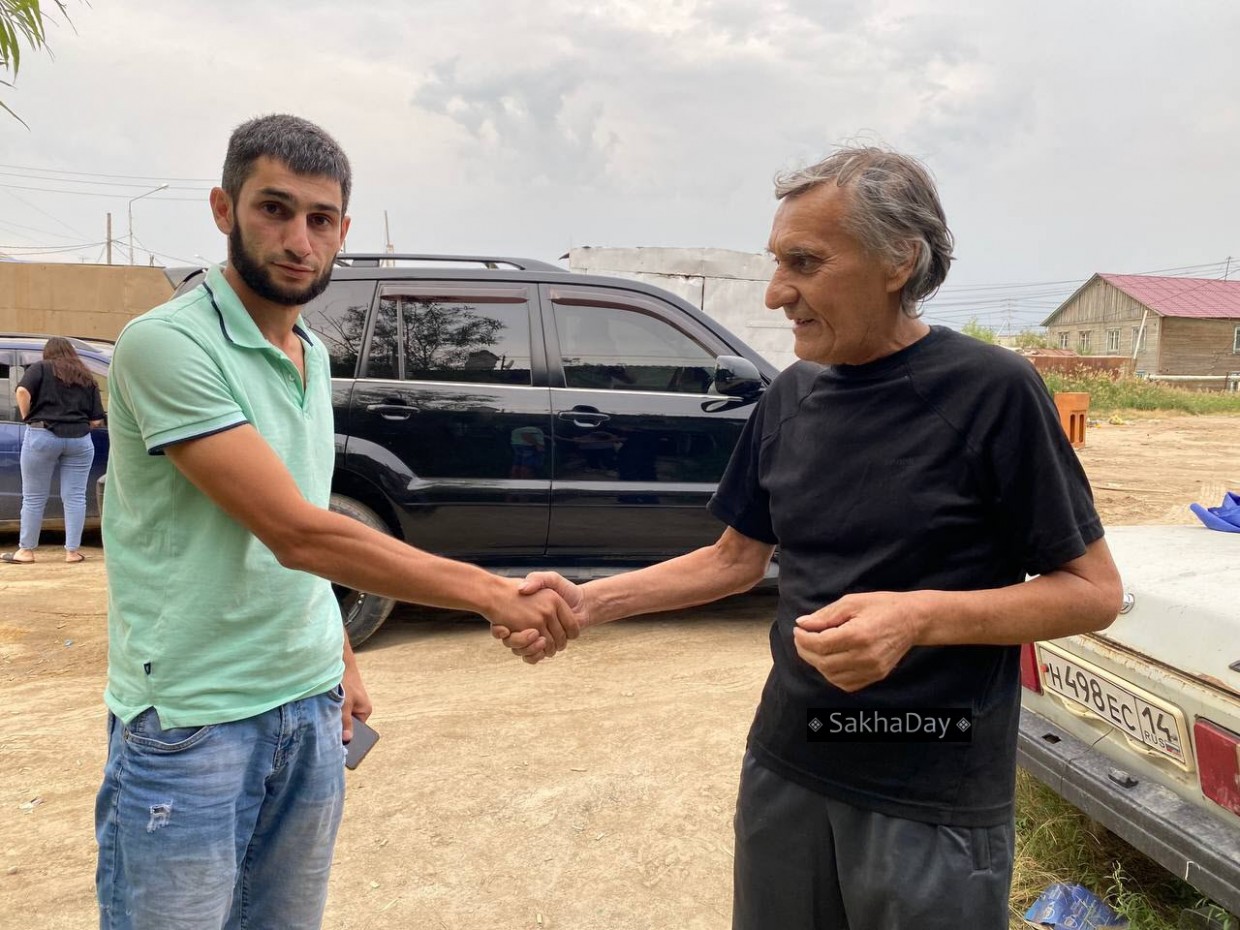 "Ну куда я дену свою "Волгу"?". В Якутске пенсионер, живший в машине, отказался от интерната, но на улице не остался